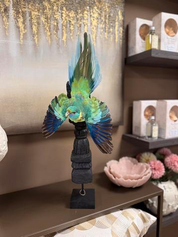 Opgzette parkiet op houten ornament beschikbaar voor biedingen