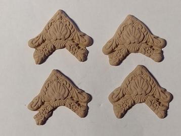 beige keramisch hoekornament / miniatuur beschikbaar voor biedingen