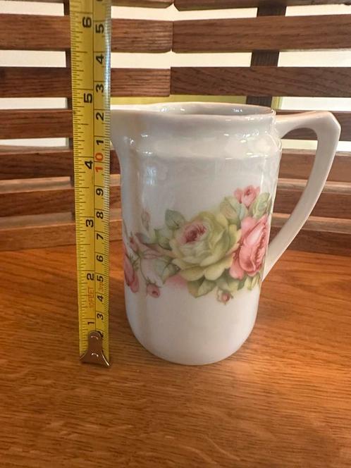 Porseleinen Melkkannetje met Bloemmotief, Antiek en Kunst, Antiek | Porselein, Ophalen of Verzenden
