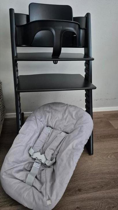 Zwarte Stokke stoel
met newborn en babyset, Kinderen en Baby's, Kinderstoelen, Zo goed als nieuw, Meegroeistoel, Aanschuifbaar