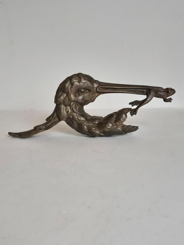 Bronzen beeld: Vogel met kikker, Antiek en Kunst, Kunst | Beelden en Houtsnijwerken, Ophalen of Verzenden
