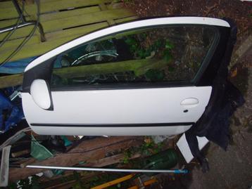 Portier 2Deurs links van een Peugeot 107 C1 Aygo(KWD) beschikbaar voor biedingen