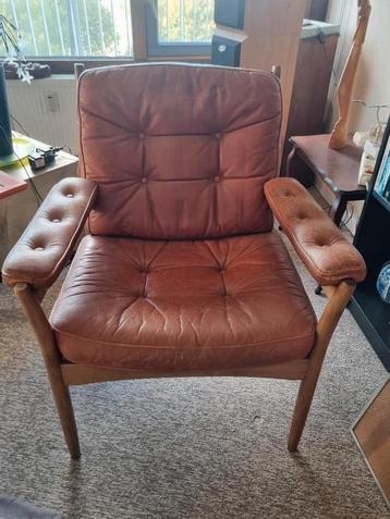 Vintage disign stoel beschikbaar voor biedingen