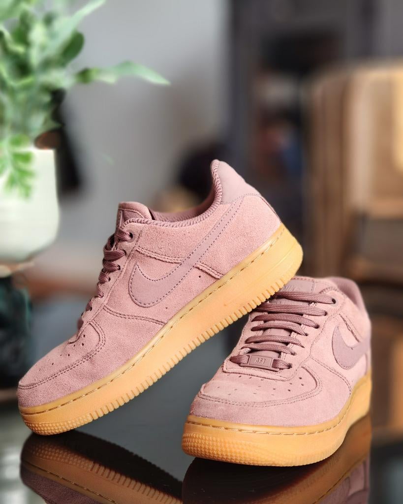 Nike Air Force 1 Suède - Maat 37.5 - Oud Roze, Kleding | Dames, Schoenen, Nike, Nieuw, Ophalen of Verzenden, Sneakers of Gympen