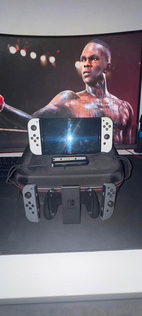 switch oled INCLUSIEF 3 PAAR GAMES(met beschermlaag), Spelcomputers en Games, Spelcomputers | Overige, Zo goed als nieuw, Ophalen