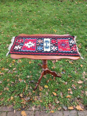 Antieke bijzettafel met kleed beschikbaar voor biedingen