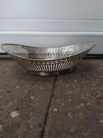 Antieke Handgezaagde Broodschaal met R beschikbaar voor biedingen