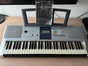 Yamaha psr e323 keyboard + hoog standaard beschikbaar voor biedingen