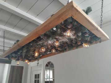 Decoratie houtenrek met betongaas. beschikbaar voor biedingen