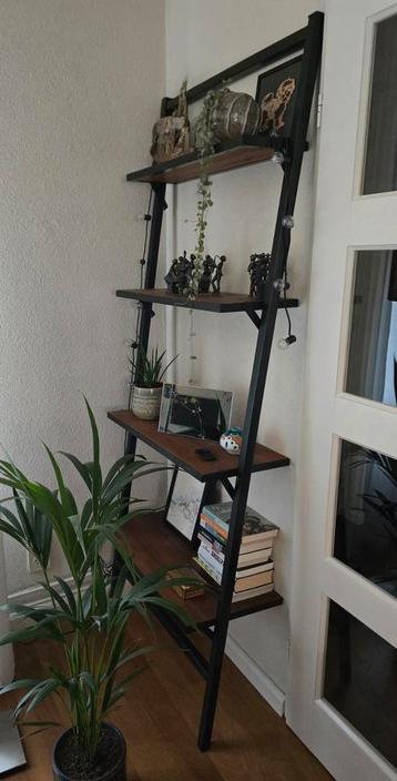 Ladderkast met houten planken beschikbaar voor biedingen