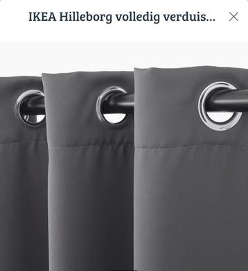 Twee verduisterende gordijnen met zwarte roede.  beschikbaar voor biedingen