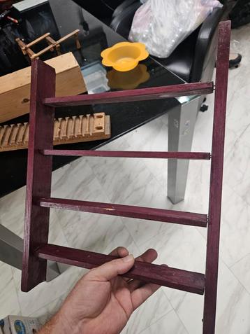 Houten rekje beschikbaar voor biedingen
