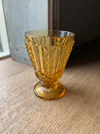 Frans antiek geperst amberkleurig viooltjesglas “Bikkel”, Antiek en Kunst, Antiek | Glas en Kristal, Ophalen of Verzenden
