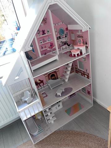Houten Poppenhuis met Meubels beschikbaar voor biedingen