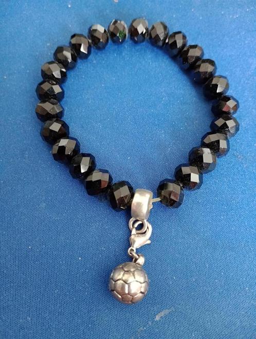 Elastische zwarte glimmerkralen armband met voetbal hanger, Sieraden, Tassen en Uiterlijk, Armbanden, Gebruikt, Overige materialen