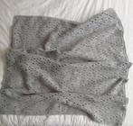 Nieuwe gehaakte licht grijze plaid., Huis en Inrichting, Woonaccessoires | Plaids en Woondekens, Ophalen of Verzenden, Nieuw