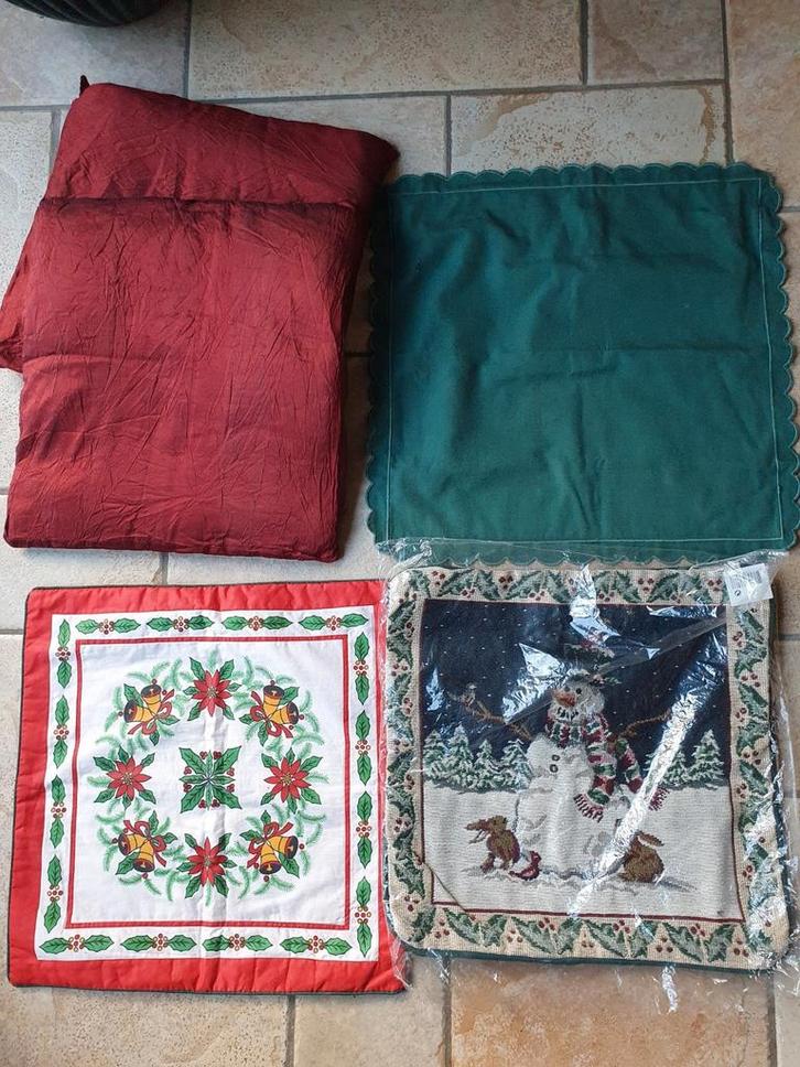 2 rode kussentjes 37 x 37 cm weinig gebruikt. 3 hoezen, Diversen, Kerst, Zo goed als nieuw, Ophalen of Verzenden