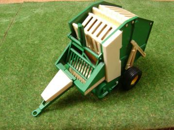 Farmhand rondebalenpers met baal van Britains nr. 9532 beschikbaar voor biedingen