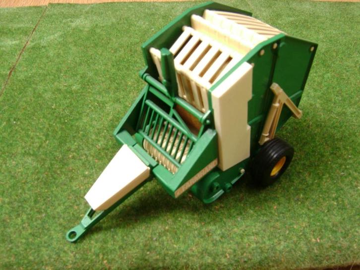 Farmhand rondebalenpers met baal van Britains nr. 9532, Hobby en Vrije tijd, Modelauto's | 1:32, Zo goed als nieuw, Tractor of Landbouw