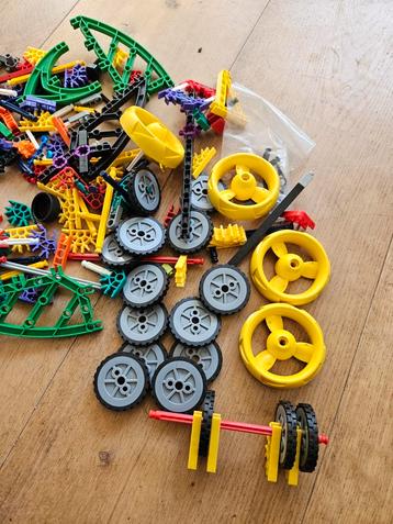 Heel veel knex bouwset met veel onderdelen en wielen  beschikbaar voor biedingen