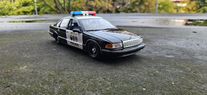 1:18 Chevrolet caprice Brea Police UT Models, Hobby en Vrije tijd, Modelauto's | 1:18, Zo goed als nieuw, Auto, UT Models, Ophalen of Verzenden