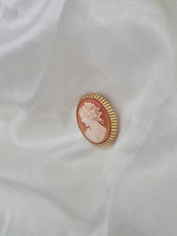 Vintage Camee Broche, Sieraden, Tassen en Uiterlijk, Broches, Gebruikt, Overige materialen, Beige, Minder dan 4 cm, Verzenden