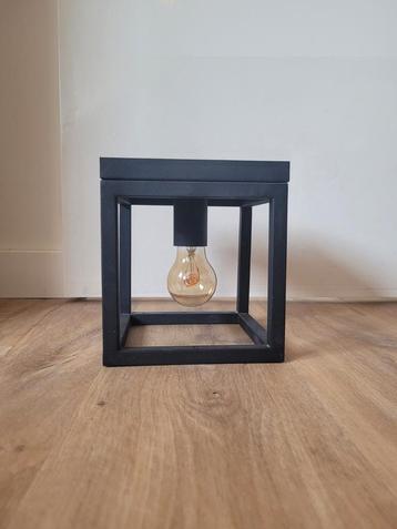 Plafondlamp beschikbaar voor biedingen