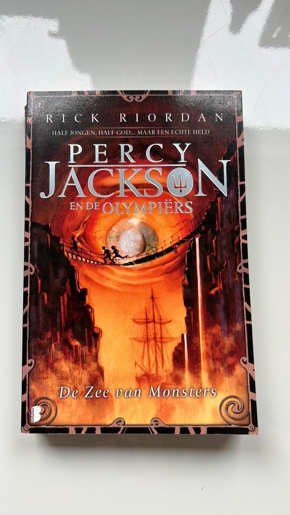 Rick Riordan - De zee van monsters, Boeken, Kinderboeken | Jeugd | onder 10 jaar, Zo goed als nieuw, Fictie algemeen, Ophalen of Verzenden