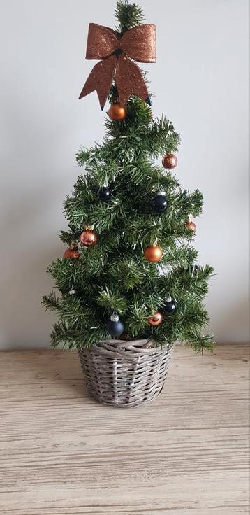 Een klein kerstboom met versiering. beschikbaar voor biedingen