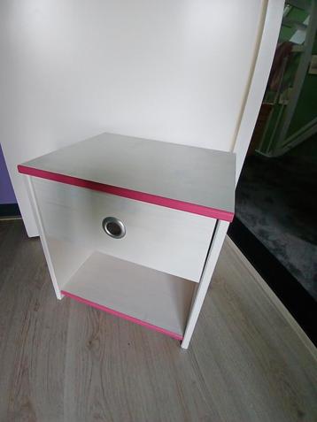 Nachtkastje met lade en roze rand. beschikbaar voor biedingen