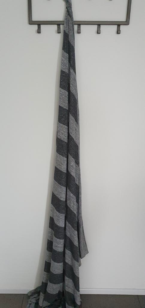 Grijze Sjaal Moscow nieuw, Kleding | Dames, Mutsen, Sjaals en Handschoenen, Nieuw, Sjaal, Maat 46/48 (XL) of groter, Ophalen of Verzenden