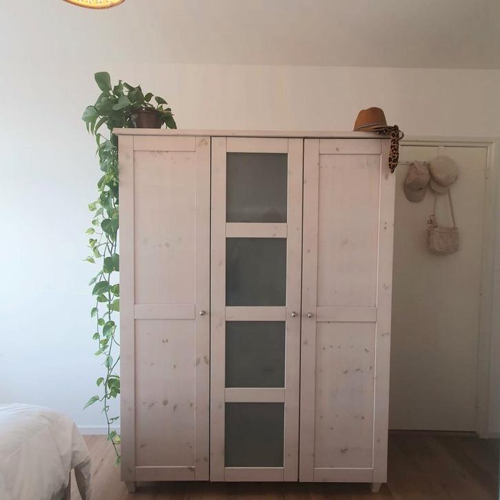 mooie kledingkast met white wash afwerking heeft 3 deuren, Huis en Inrichting, Kasten | Kledingkasten, Zo goed als nieuw, 200 cm of meer