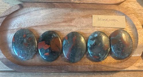 Bloedsteen / heliotroop | WorryStone - €6,95 p.s, Verzamelen, Mineralen en Fossielen, Mineraal, Ophalen of Verzenden