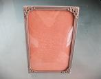 Mooi fotolijst met bol glas en bewerkte randen zilver kleur, Ophalen of Verzenden