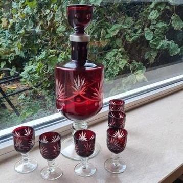 Geslepen kristal karaf met glaasjes rood en blank glas beschikbaar voor biedingen