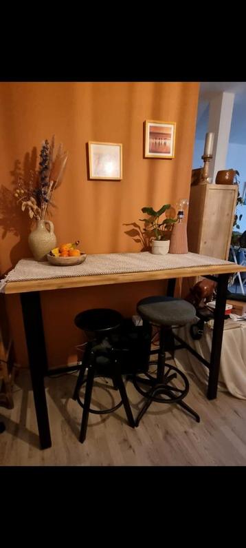Houten tafel beschikbaar voor biedingen