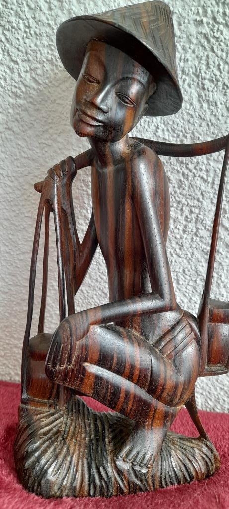 Houtsnijwerk van ouderling die water haalt Bali, Antiek en Kunst, Kunst | Beelden en Houtsnijwerken, Verzenden