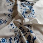 Geborduurd tafelkleed rond blauw/ wit met bloemen, Antiek en Kunst, Antiek | Kleden en Textiel, Verzenden