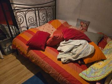 Zwart stalen 2-persoons IKEA bed + matras beschikbaar voor biedingen