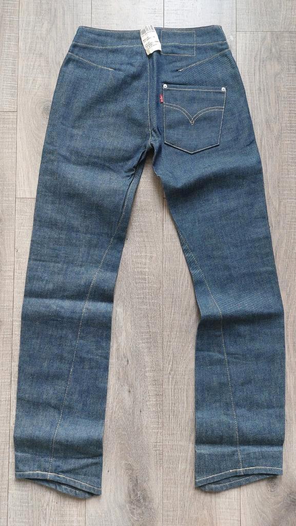 Vintage Levis Engineered Twisted 26 NEW, Kleding | Dames, Spijkerbroeken en Jeans, Nieuw, Overige jeansmaten, Blauw, Ophalen of Verzenden