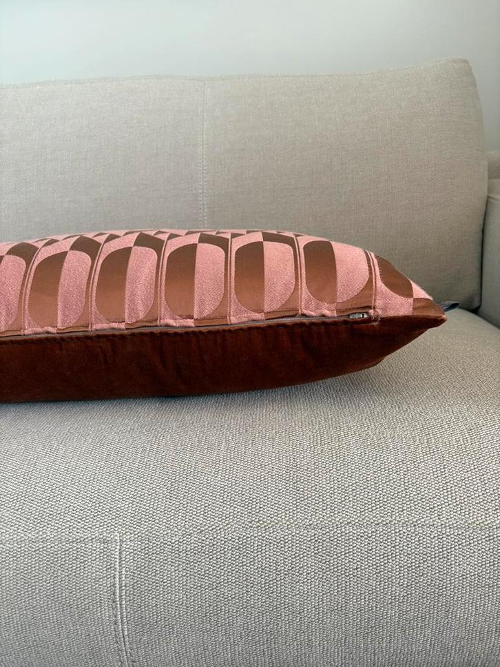Claudi sierkussen steenrood nieuwstaat claudi design kussen, Huis en Inrichting, Woonaccessoires | Kussens, Zo goed als nieuw
