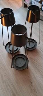Een 3-tal zwarte (buiten?) kaarsenstandaards 55cm hoog, Huis en Inrichting, Ophalen, Zo goed als nieuw