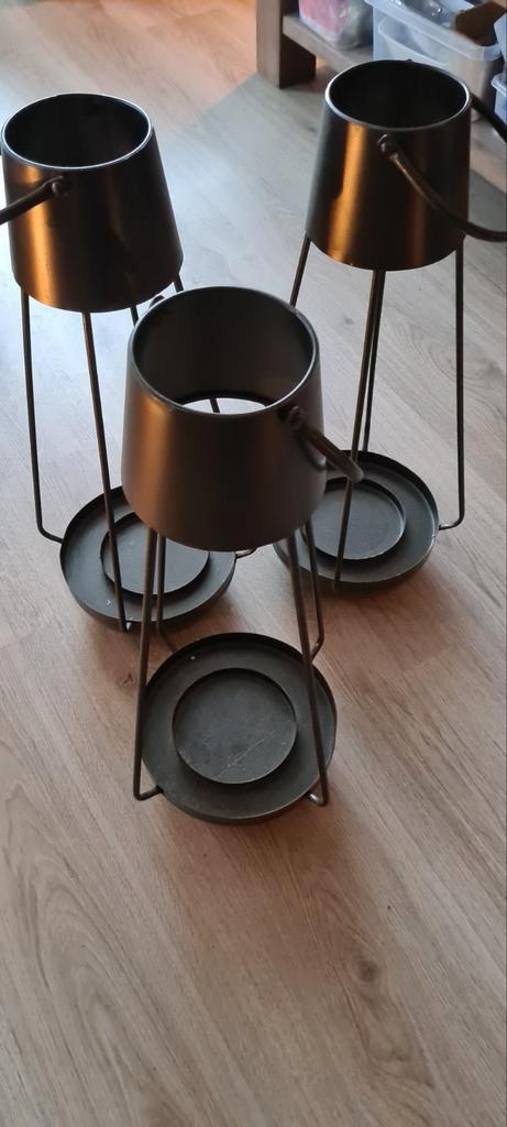 Een 3-tal zwarte (buiten?) kaarsenstandaards 55cm hoog, Huis en Inrichting, Woonaccessoires | Overige, Zo goed als nieuw, Ophalen