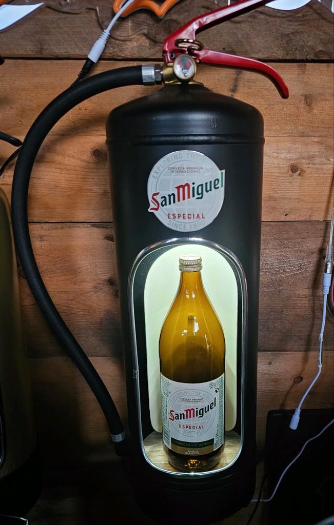 Mooie SAN MIGUEL bier brandblusser met ledverlichting, Verzamelen, Biermerken, Nieuw, Reclamebord, Plaat of Schild, Overige merken