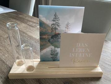 Plankje voor foto’s en een bloemetje beschikbaar voor biedingen