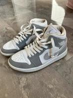 Nike Air Jordan 1 Mid Aluminium Wolf Grey, Wit, Ophalen of Verzenden, Gedragen, Nike Air Jordan