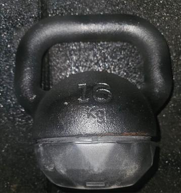 1x zwarte 16kg gietijzeren kettlebell  beschikbaar voor biedingen