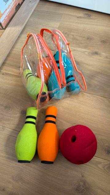 Bowling bal en kegels in opberg tas beschikbaar voor biedingen