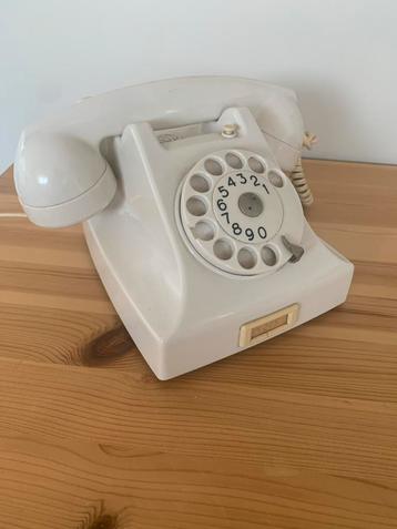 Bakelieten KPN Telefoon beschikbaar voor biedingen