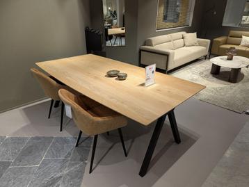 Montel eetkamertafel beschikbaar voor biedingen